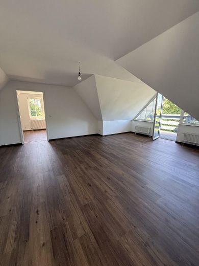 Traumhafter Erstbezug im DG! Sanierte Dachgeschoss-Oase mit Feldblick & Stellplatz – Foto 3