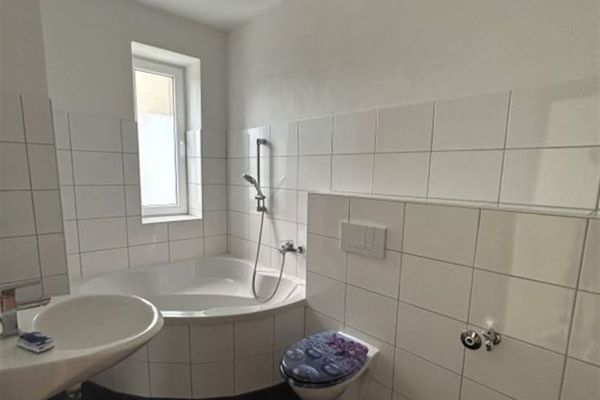 Großzügige 3-Zimmer mit Laminat, Balkon und Eckwanne in guter Lage