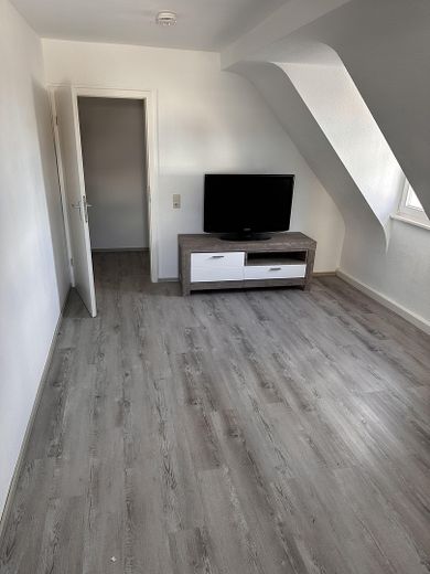 2-Zimmer-Wohnung mit neuwertiger EBK + saniertem Tageslichtbad zentral in Ubstadt – Zimmer 2