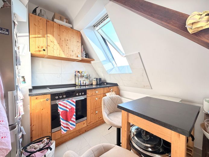 Einzigartiges Dachgeschoss +++ PROVISIONSFREI +++ 4 Zimmer, offene Balken & viel Tageslicht + Garage – hochwertige Einbauküche