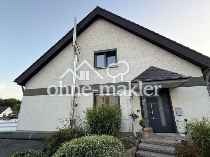 Spacious semi-detached house with garden in a sought-after residential area – Foto 1