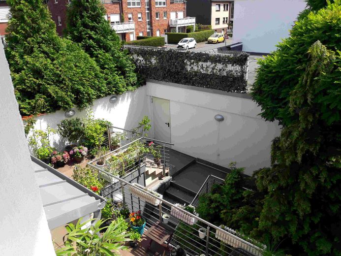 Uso proprio/investimento: edificio plurifamiliare completamente ristrutturato a regola d’arte, con 3 unità abitative di pregio su 4 piani – Garage mit Zugang zum Haus