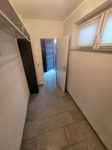 فيلا مدينة مستقلة في موقع متميز – Garderobe EG