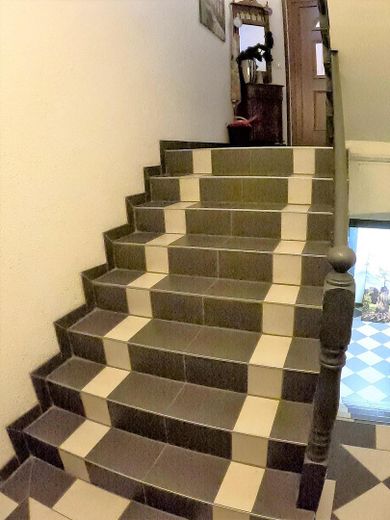 VOLL MÖBLIERTES WOHNEN IN MICHENDORF VOR DEN TOREN VON POTSDAM UND BERLIN – Treppenhaus