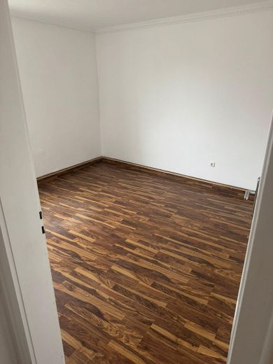 3- Zimmer-Hochparterre- Wohnung mit Einbauküche, Gemeinschaftsgarten und PKW Stellplatz – Zimmer3