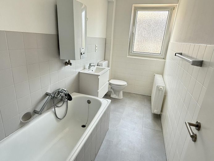 Nachmieter gesucht: Renovierte 3-Zimmer EG-Wohnung mit Balkon an der schönen Nordbahntrasse – Badezimmer - Aktuell/ leer