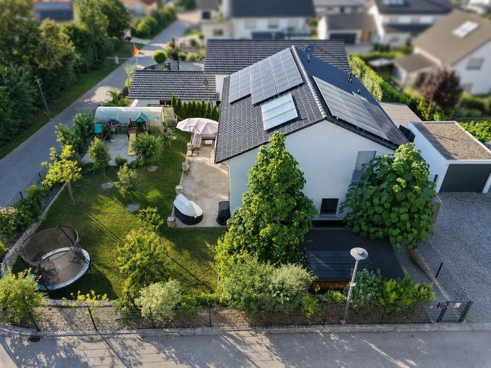 Modernes 217-m²-Familienhaus mit 8 Zimmern, PV-Speicher, Wallbox, Solar & großem Garten – Foto 2