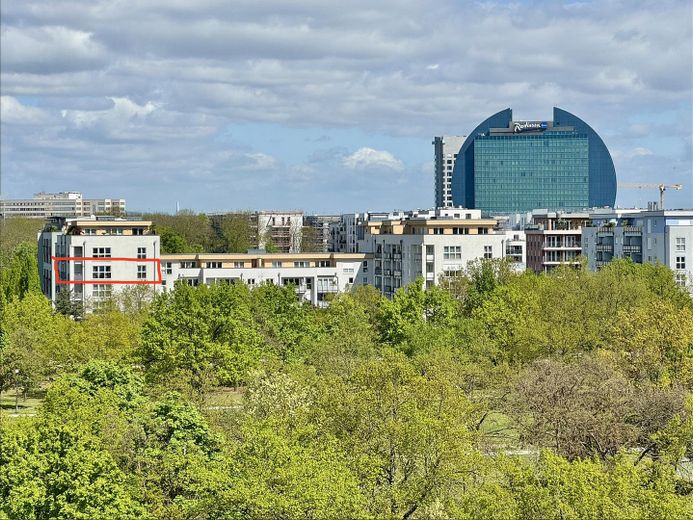 Exklusive, sonnige Familienwohnung - 4-ZKB mit Balkon direkt am Rebstockpark – Blick auf das MFH und Park