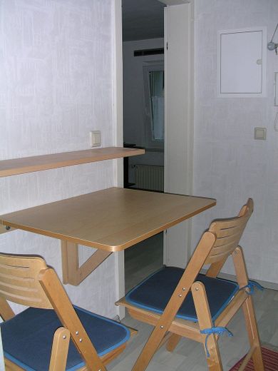 Студентська квартира – Sitzgelegenheit mit Klapptisch