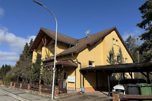 DÖRFLES ** Quietly located 1-room top-floor apartment – studio style ** Carport **