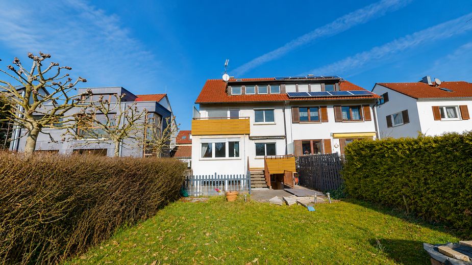 Stuttgart-Weilimdorf'un sakin bir konumunda, güney bahçeli komisyonsuz ikiz ev – Haus und Garten