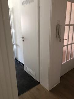 Helle 1 Zimmer, Küche, Dusche/WC Wohnung – zur Dusche/WC