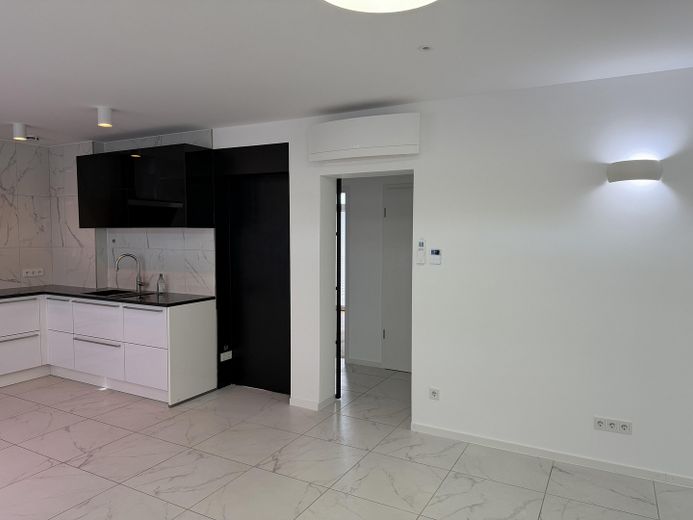 4-Zimmer SmartHome (Vollklimatisiert) - Kernsanierte Altbau-Wohnung mit Luxus Innenausstattung – Küche leer 2