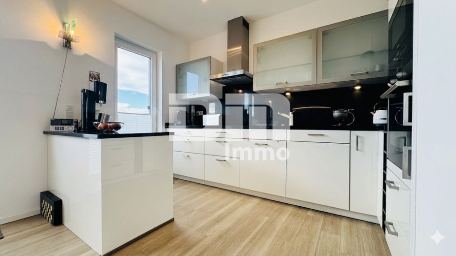 Exklusives Penthouse-Juwel mit 360 Grad Panorama-Dachterrasse in Baunatal-Großenritte – Offener Küchenbereich mit EBK