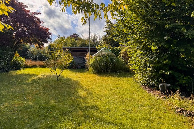 Wohnen auf einer Ebene - Bungalow mit 3 Zimmern, Carport sowie Garage und großen Garten in Garlstedt – Garten