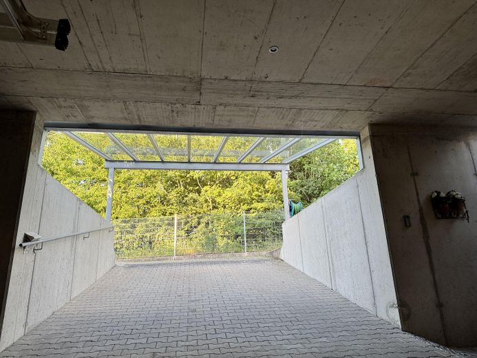Werkstatt Ausstellung Lager mit exklusivem Betriebsleiter Wohnhaus – Tiefgaragenabfahrt Wohnhaus