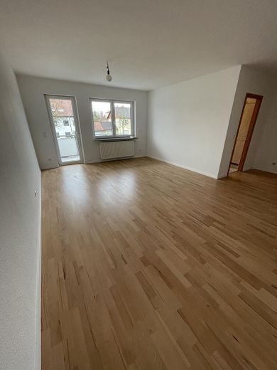 Helle 3 ZKB-Wohnung mit Balkon und Abstellraum in Bensheim – Wohnzimmer mit Balkon 