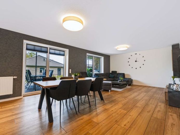 Einziehen und genießen – Modernes Einfamilienhaus mit Designküche und überdachter Terrasse – Foto 1