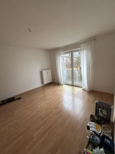 مبنى سكني وتجاري، عقار استثماري في موقع مركزي في 94209 ريغن – Wohnung 1 Wohnzimmer