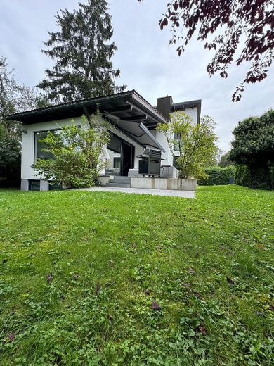 Casa unifamiliare progettata da un architetto con soleggiato orientamento sud-ovest – Garten / Terrasse