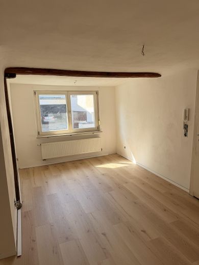 Appartamento ristrutturato integralmente di 2 locali in un edificio storico a Stoccarda-Plieningen – Wohnzimmer
