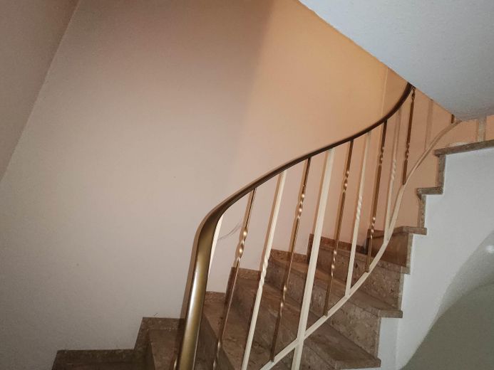 Casa a schiera centrale con 4 locali e garage – Treppe