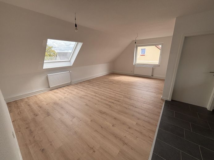 Dachgeschosswohnung mit großer Wohnküche, EBK, Stellplatz und Glasfaser in Wunstorf-Kolenfeld – Wohnzimmer