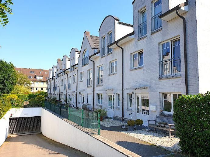 Stadthaus / Townhouse in Hamburg - Eimsbüttel mit unverbaubaren Blick in den Stadtpark Eimsbüttel – Einfahrt Garage