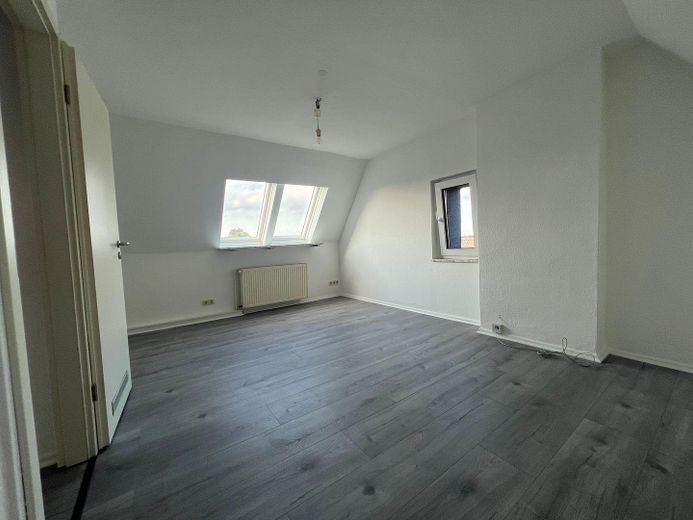 Frisch modernisierte 2,5-Zimmer-Dachgeschosswohnung in Dortmund-Brackel – sofort bezugsfrei – Zimmer 1