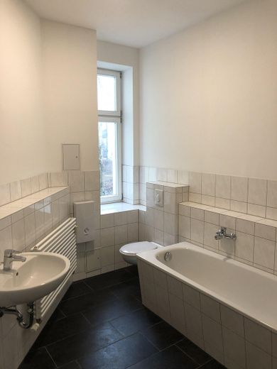 Provisionsfrei: Verkehrsgünstig gelegenes Büro mit 4 Zimmern, Vollbad Balkon am Nordrand Prenzl Berg – Badezimmer