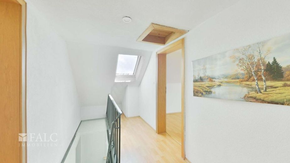 Schönes Einfamilienhaus mit Nebengebäude – Flur DG