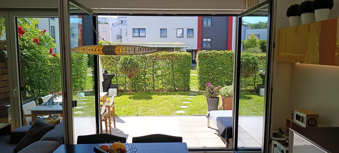 Direct beschikbare 3-kamer-tuinwoning met ZW-terras & nieuwe verwarming – provisievrij – Wohnzimmer mit Terrasse