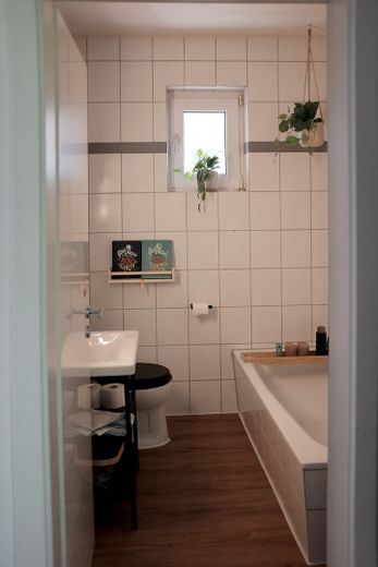 Euer Haus im Grünen: 192qm, großes Grundstück, Altbau-Charme – Gästebad, Erdgeschoss