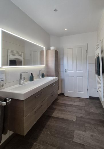 Schöne moderne Doppelhaushälfte in begehrter Lage in Tannenhausen – Bad mit Dusche