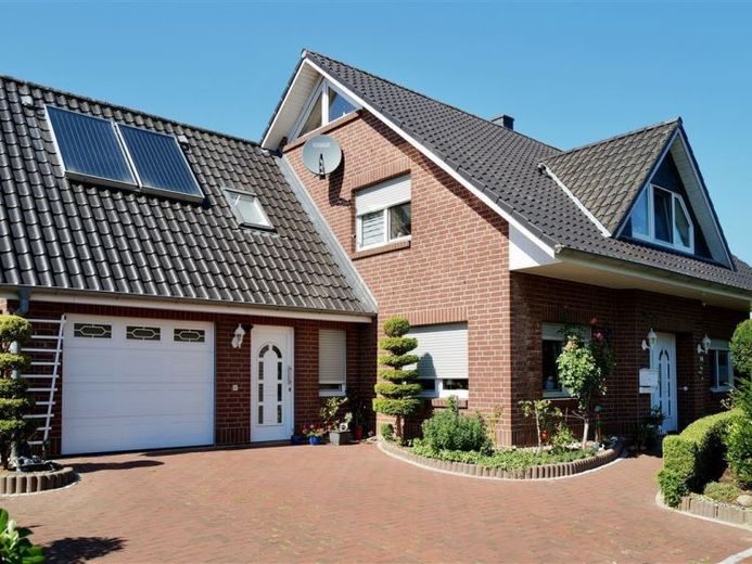 Courtagefrei Top gepflegtes Niedrigenergiehaus mit großzügigem Wohnbereich, beheiztem Wintergarten und separater Gästewohnung – फोटो 1