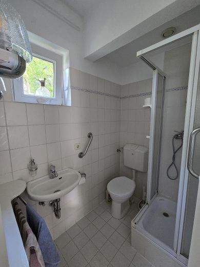 Großzügiges Einfamilienhaus mit viel Potenzial - provisionsfrei – Gäste-WC mit Dusche (EG)