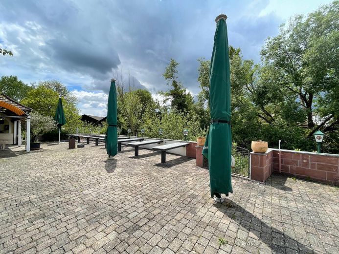 Biergarten im Herbst