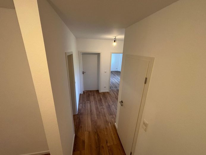 Erstbezug nach Kernsanierung: Helle 4-Zimmer-Wohnung mit 2 Balkonen & Aufzug in Dietzenbach – Flur