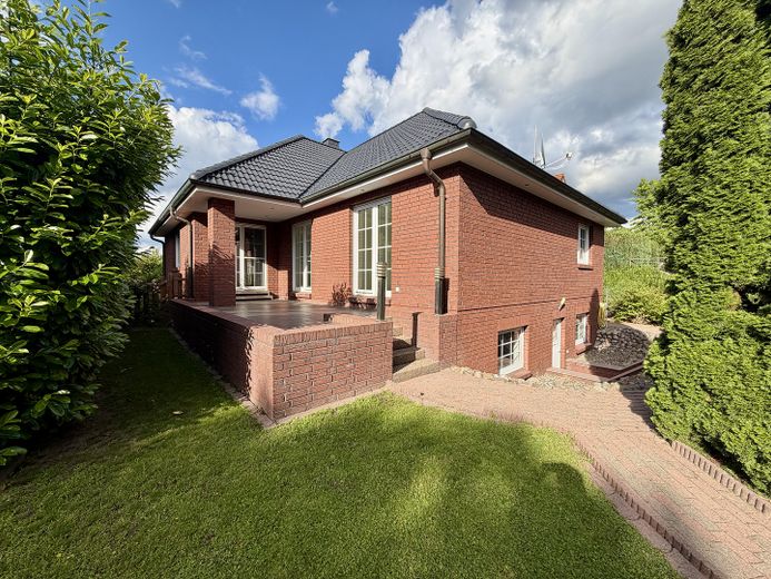 225 qm Familienglück auf 2 Ebenen + Toller Garten, Sauna & Kamin – Gartenterasse
