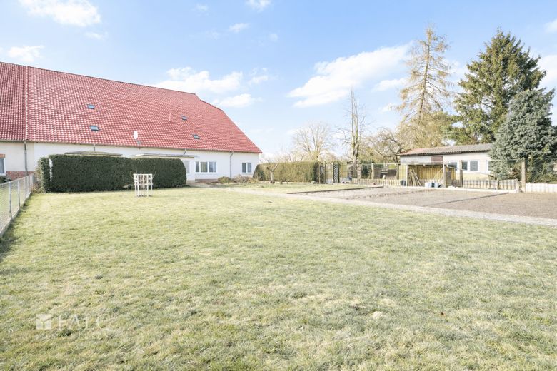 Dassow: Große Doppelhaushälfte mit Werkstatt, Scheune, 3 Garagen und 2.589 m² Grundstück – Außenansicht
