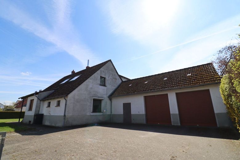 Großes EFH mit PV-Anlage, Kamin, Keller, Garagen und herrlichem Garten ! – Außenansicht mit Garagen und Werkstatt