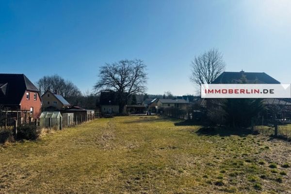 IMMOBERLIN.DE - Harika bir inşaat arsası, yalnızca sakinlere ait bir konumda & göle yakın