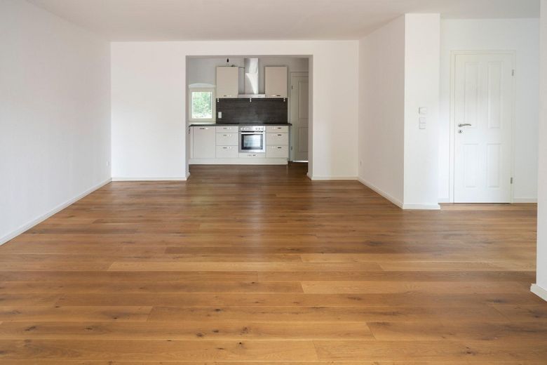Rarität! Barrierefreie Gartenwohnung in Neobarock-Villa! – Wohnen / Küche
