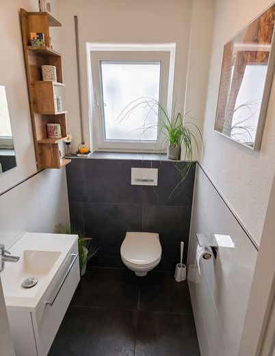 Moderne 4-Zimmer-OG-Wohnung mit PV, Wärmepumpe & Smart Home – Gäste Wc