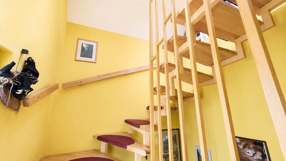 PROVISIONSFREI | 182 m² Familienhaus mit separatem Wohnbereich in ruhiger Sackgasse – Treppenhaus