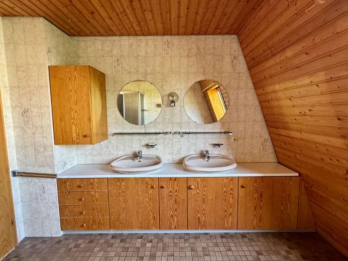 Haus in bester Südlage mit unverbaubarem Ausblick – Bad