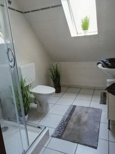 RESERVIERT Einfamilienhaus Massivhaus Einliegerwohnung ruhige Wohnlage Keller Garten – OG Bad 1