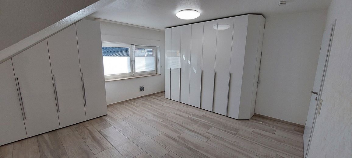 Schlafzimmer mit Einbauschrank