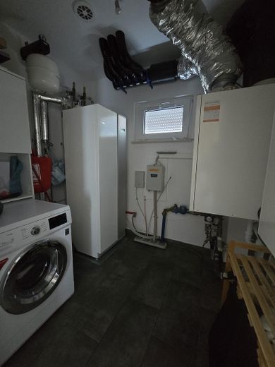 Provisionsfreies Einfamilienhaus mit Photovoltaik, Doppelgarage und gepflegtem Garten – Фотографія 12
