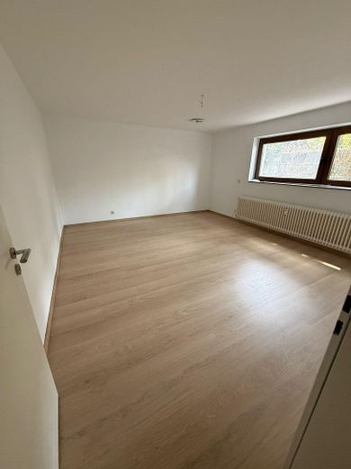 Renovierte, helle 3-Zimmer Souterrain Wohnung in Neureut – Zimmer